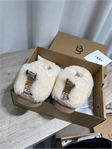 UGG 162554