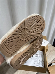 UGG 162554