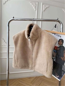 Двухсторонняя жилетка PRADA 104284 - фото 99887 Двухсторонняя жилетка PRADA 104284 - фото 99887