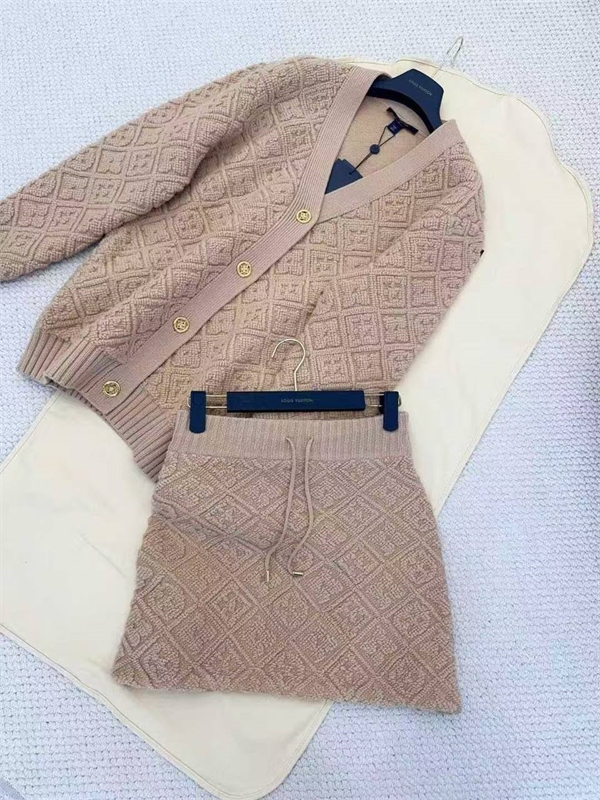 Костюм LOUIS VUITTON 170229