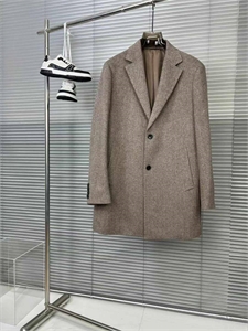 {{productViewItem.photos[photoViewList.activeNavIndex].Alt || productViewItem.photos[photoViewList.activeNavIndex].Description || 'пальто zegna'}}