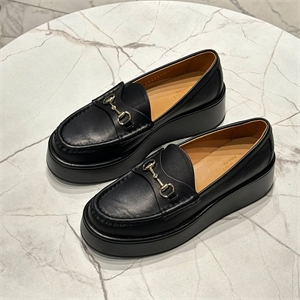 {{productViewItem.photos[photoViewList.activeNavIndex].Alt || productViewItem.photos[photoViewList.activeNavIndex].Description || 'Лоферы GUCCI'}}