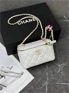 {{productViewItem.photos[photoViewList.activeNavIndex].Alt || productViewItem.photos[photoViewList.activeNavIndex].Description || 'Сумка CHANEL'}}