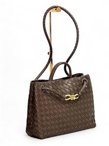 {{productViewItem.photos[photoViewList.activeNavIndex].Alt || productViewItem.photos[photoViewList.activeNavIndex].Description || 'Сумка BOTTEGA VENETA'}}