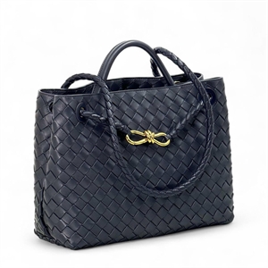 {{productViewItem.photos[photoViewList.activeNavIndex].Alt || productViewItem.photos[photoViewList.activeNavIndex].Description || 'Сумка BOTTEGA VENETA'}}