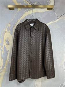 {{productViewItem.photos[photoViewList.activeNavIndex].Alt || productViewItem.photos[photoViewList.activeNavIndex].Description || 'Рубашка BOTTEGA VENETA кожа'}}