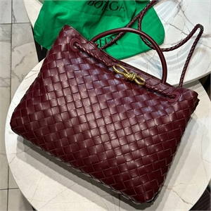 {{productViewItem.photos[photoViewList.activeNavIndex].Alt || productViewItem.photos[photoViewList.activeNavIndex].Description || 'Сумка BOTTEGA VENETA'}}