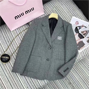 {{productViewItem.photos[photoViewList.activeNavIndex].Alt || productViewItem.photos[photoViewList.activeNavIndex].Description || 'Пиджак MIU MIU'}}