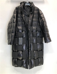 {{productViewItem.photos[photoViewList.activeNavIndex].Alt || productViewItem.photos[photoViewList.activeNavIndex].Description || 'Пуховик  BOTTEGA VENETA'}}