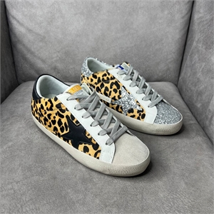 {{productViewItem.photos[photoViewList.activeNavIndex].Alt || productViewItem.photos[photoViewList.activeNavIndex].Description || 'Кеды GOLDEN GOOSE'}}