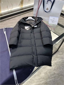 {{productViewItem.photos[photoViewList.activeNavIndex].Alt || productViewItem.photos[photoViewList.activeNavIndex].Description || 'Пуховик moncler'}}