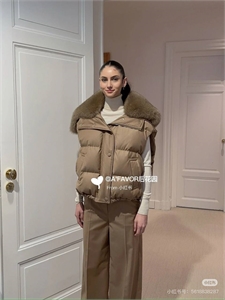 {{productViewItem.photos[photoViewList.activeNavIndex].Alt || productViewItem.photos[photoViewList.activeNavIndex].Description || 'Жилет LORO PIANA'}}