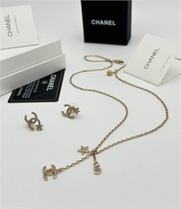 {{productViewItem.photos[photoViewList.activeNavIndex].Alt || productViewItem.photos[photoViewList.activeNavIndex].Description || 'Серьги CHANEL'}}