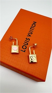 {{productViewItem.photos[photoViewList.activeNavIndex].Alt || productViewItem.photos[photoViewList.activeNavIndex].Description || 'Серьги LOUIS VUITTON'}}