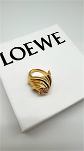 {{productViewItem.photos[photoViewList.activeNavIndex].Alt || productViewItem.photos[photoViewList.activeNavIndex].Description || 'Кольцо LOEWE'}}