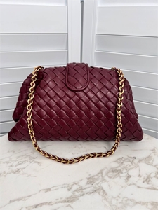 {{productViewItem.photos[photoViewList.activeNavIndex].Alt || productViewItem.photos[photoViewList.activeNavIndex].Description || 'Сумка BOTTEGA VENETA'}}