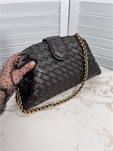 {{productViewItem.photos[photoViewList.activeNavIndex].Alt || productViewItem.photos[photoViewList.activeNavIndex].Description || 'Сумка BOTTEGA VENETA'}}