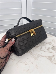 {{productViewItem.photos[photoViewList.activeNavIndex].Alt || productViewItem.photos[photoViewList.activeNavIndex].Description || 'Сумка BOTTEGA VENETA'}}