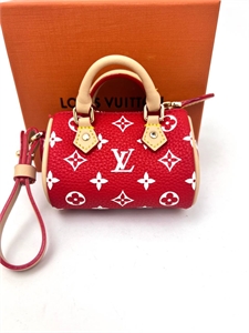 {{productViewItem.photos[photoViewList.activeNavIndex].Alt || productViewItem.photos[photoViewList.activeNavIndex].Description || 'Брелок LOUIS VUITTON'}}