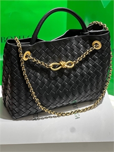 {{productViewItem.photos[photoViewList.activeNavIndex].Alt || productViewItem.photos[photoViewList.activeNavIndex].Description || 'Сумка BOTTEGA VENETA'}}