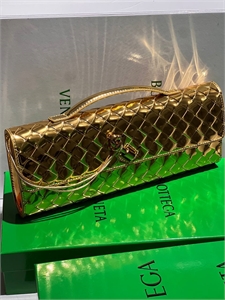 {{productViewItem.photos[photoViewList.activeNavIndex].Alt || productViewItem.photos[photoViewList.activeNavIndex].Description || 'Клатч BOTTEGA VENETA'}}