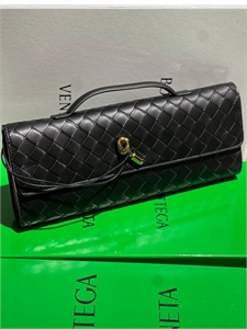 {{productViewItem.photos[photoViewList.activeNavIndex].Alt || productViewItem.photos[photoViewList.activeNavIndex].Description || 'Клатч BOTTEGA VENETA'}}