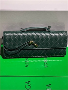 {{productViewItem.photos[photoViewList.activeNavIndex].Alt || productViewItem.photos[photoViewList.activeNavIndex].Description || 'Клатч BOTTEGA VENETA'}}