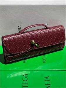 {{productViewItem.photos[photoViewList.activeNavIndex].Alt || productViewItem.photos[photoViewList.activeNavIndex].Description || 'Клатч BOTTEGA VENETA'}}