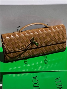 {{productViewItem.photos[photoViewList.activeNavIndex].Alt || productViewItem.photos[photoViewList.activeNavIndex].Description || 'Клатч BOTTEGA VENETA'}}