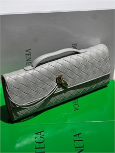 {{productViewItem.photos[photoViewList.activeNavIndex].Alt || productViewItem.photos[photoViewList.activeNavIndex].Description || 'Клатч BOTTEGA VENETA'}}