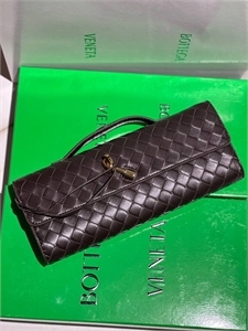 {{productViewItem.photos[photoViewList.activeNavIndex].Alt || productViewItem.photos[photoViewList.activeNavIndex].Description || 'Клатч BOTTEGA VENETA'}}