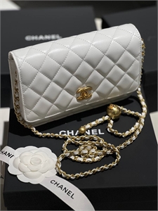 {{productViewItem.photos[photoViewList.activeNavIndex].Alt || productViewItem.photos[photoViewList.activeNavIndex].Description || 'Сумка CHANEL'}}