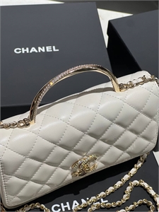 {{productViewItem.photos[photoViewList.activeNavIndex].Alt || productViewItem.photos[photoViewList.activeNavIndex].Description || 'Сумка CHANEL'}}