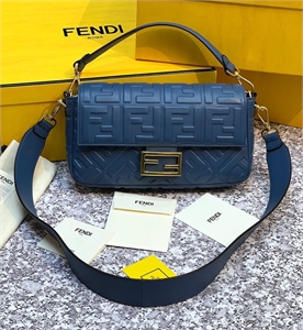 {{productViewItem.photos[photoViewList.activeNavIndex].Alt || productViewItem.photos[photoViewList.activeNavIndex].Description || 'Сумка FENDI'}}