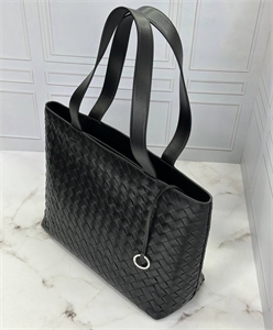 {{productViewItem.photos[photoViewList.activeNavIndex].Alt || productViewItem.photos[photoViewList.activeNavIndex].Description || 'Сумка BOTTEGA VENETA'}}