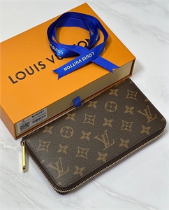 {{productViewItem.photos[photoViewList.activeNavIndex].Alt || productViewItem.photos[photoViewList.activeNavIndex].Description || 'Кошелек LOUIS VUITTON'}}