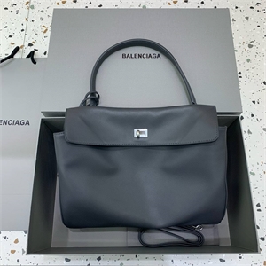 {{productViewItem.photos[photoViewList.activeNavIndex].Alt || productViewItem.photos[photoViewList.activeNavIndex].Description || 'Сумка BALENCIAGA'}}