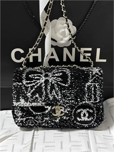 {{productViewItem.photos[photoViewList.activeNavIndex].Alt || productViewItem.photos[photoViewList.activeNavIndex].Description || 'Сумка CHANEL'}}