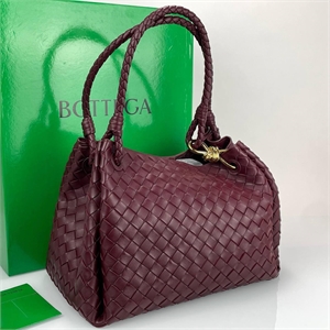 {{productViewItem.photos[photoViewList.activeNavIndex].Alt || productViewItem.photos[photoViewList.activeNavIndex].Description || 'Сумка BOTTEGA VENETA'}}