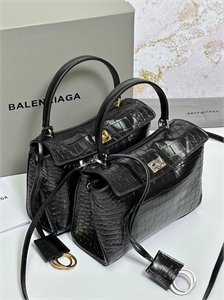 {{productViewItem.photos[photoViewList.activeNavIndex].Alt || productViewItem.photos[photoViewList.activeNavIndex].Description || 'Сумка BALENCIAGA'}}