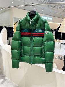 {{productViewItem.photos[photoViewList.activeNavIndex].Alt || productViewItem.photos[photoViewList.activeNavIndex].Description || 'Пуховик Gucci'}}