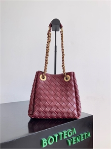 {{productViewItem.photos[photoViewList.activeNavIndex].Alt || productViewItem.photos[photoViewList.activeNavIndex].Description || 'Сумка BOTTEGA VENETA'}}