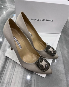 {{productViewItem.photos[photoViewList.activeNavIndex].Alt || productViewItem.photos[photoViewList.activeNavIndex].Description || 'Туфли MANOLO BLAHNIK'}}