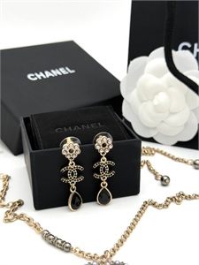 {{productViewItem.photos[photoViewList.activeNavIndex].Alt || productViewItem.photos[photoViewList.activeNavIndex].Description || 'Серьги CHANEL'}}