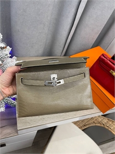 {{productViewItem.photos[photoViewList.activeNavIndex].Alt || productViewItem.photos[photoViewList.activeNavIndex].Description || 'Сумка HERMES Pochette'}}