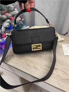 {{productViewItem.photos[photoViewList.activeNavIndex].Alt || productViewItem.photos[photoViewList.activeNavIndex].Description || 'Сумка Fendi'}}