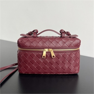 {{productViewItem.photos[photoViewList.activeNavIndex].Alt || productViewItem.photos[photoViewList.activeNavIndex].Description || 'Сумка BOTTEGA VENETA'}}