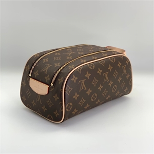 {{productViewItem.photos[photoViewList.activeNavIndex].Alt || productViewItem.photos[photoViewList.activeNavIndex].Description || 'Косметичка LOUIS VUITTON'}}