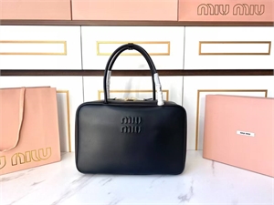 {{productViewItem.photos[photoViewList.activeNavIndex].Alt || productViewItem.photos[photoViewList.activeNavIndex].Description || 'Сумка MIU MIU'}}