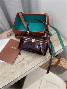 {{productViewItem.photos[photoViewList.activeNavIndex].Alt || productViewItem.photos[photoViewList.activeNavIndex].Description || 'Сумка Hermes Birkin, 30'}}